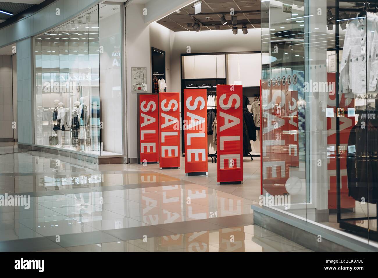 Barnaul, Russie - 7 août 2020. Des bannières rouges SONT VENDUES sur le capteur de porte anti-pieds à l'entrée du magasin de vêtements. Soldes du Vendredi fou et réductions saisonnières Banque D'Images