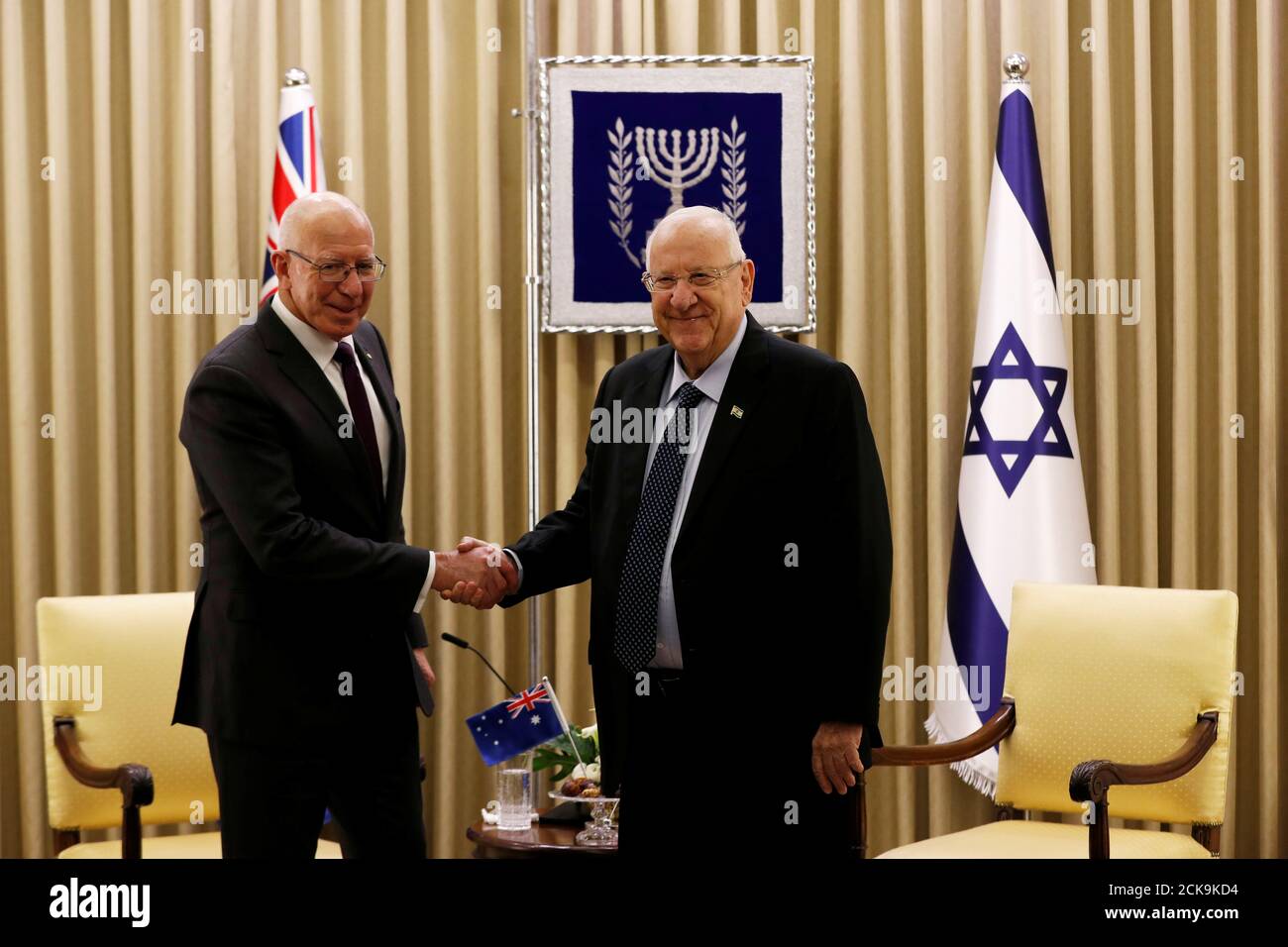 Le gouverneur général de l'Australie, David Hurley, et le président israélien, Reuven Rivlin, se serrent la main lors de leur réunion à Jérusalem le 21 janvier 2020. REUTERS/Ronen Zvulun Banque D'Images