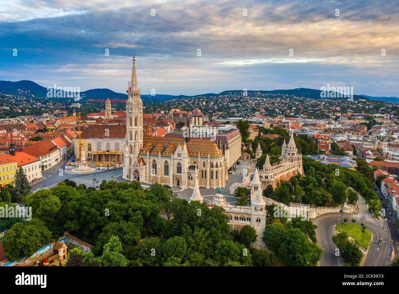 Budapest, Hongrie - vue aérienne de la célèbre église Matthias et du bastion des pêcheurs lors d'une matinée d'été ensoleillée avec des nuages Banque D'Images