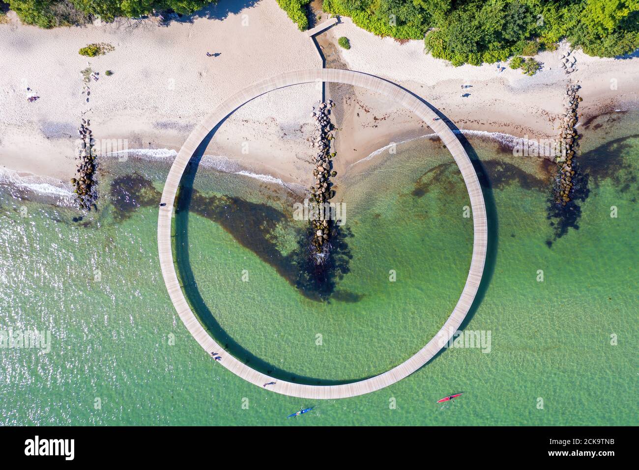 Aarhus, Danemark - vue aérienne par drone du pont de l'infini, oeuvre d'art de l'architecte Niels Povlsgaard et Johan Gjoedes. Banque D'Images