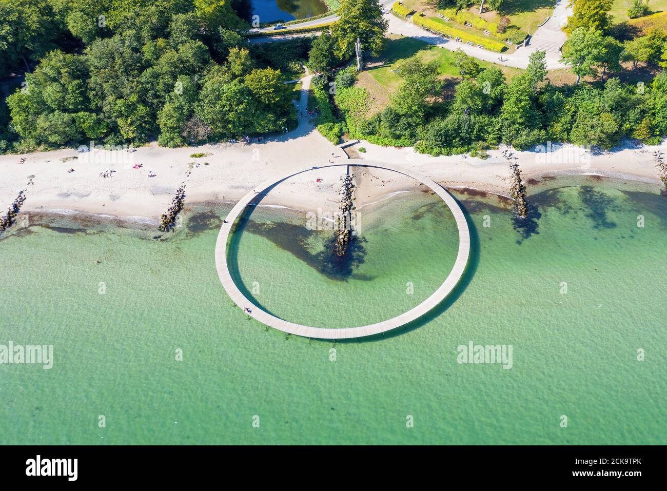 Aarhus, Danemark - vue aérienne par drone du pont de l'infini, oeuvre d'art de l'architecte Niels Povlsgaard et Johan Gjoedes. Banque D'Images