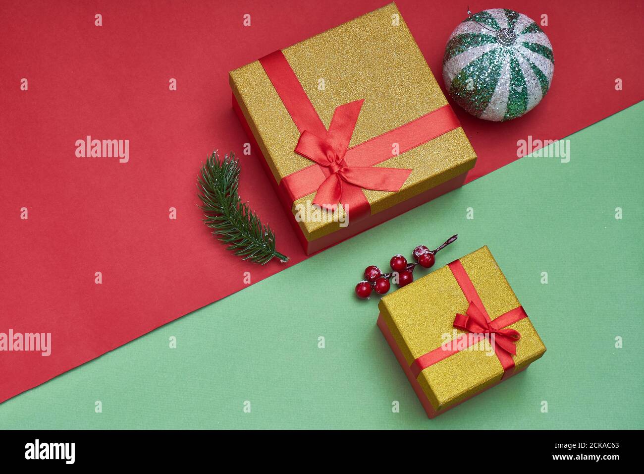 Boîtes cadeaux, décorations de Noël sur fond de papier vert et rouge. Photo tendance. Nouvelle année, concept de noël Banque D'Images