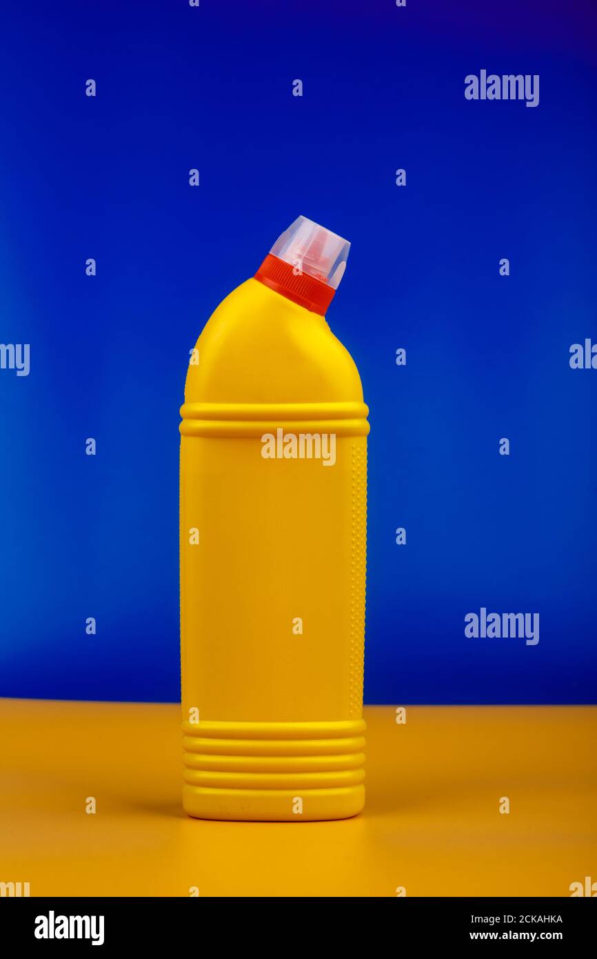 nettoyant pour toilettes jaune sur fond bleu. Banque D'Images