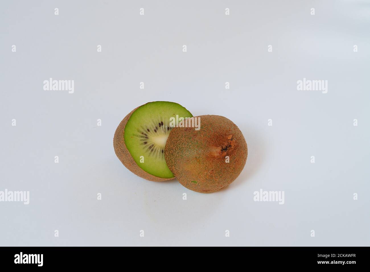 Kiwi. Fruits exotiques. Couper en deux. Banque D'Images