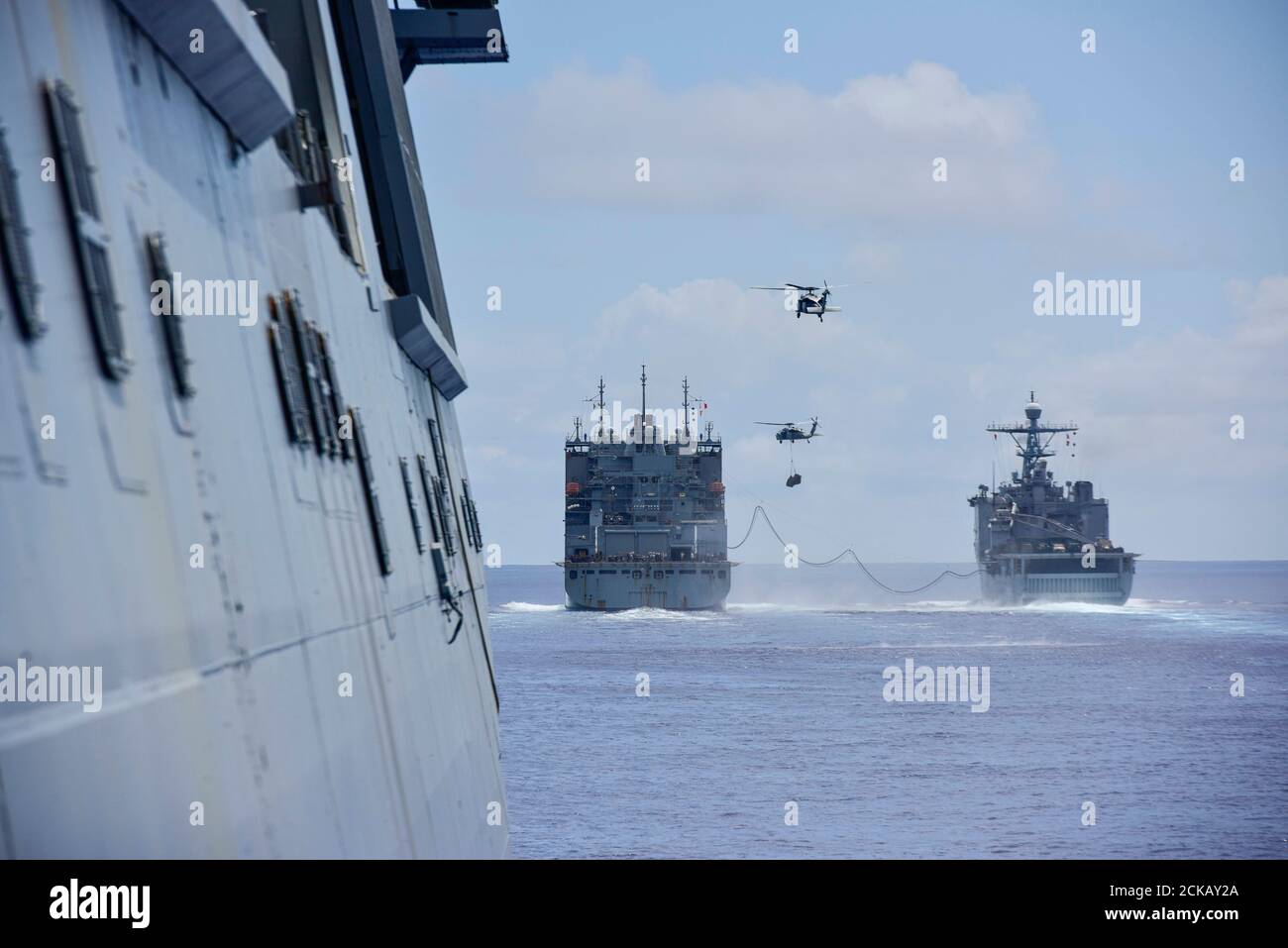 MER DES PHILIPPINES (sept 14, 2020) le navire de fret/munitions sec USNS Washington Chambers (T-AKE 11), Middle, effectue une reconstitution en cours avec le navire d'atterrissage amphibie USS Germantown (LSD 42), à droite, vu depuis le pont de vol du navire de quai de transport amphibie USS New Orleans (LPD 18). La Nouvelle-Orléans et Germantown, qui font partie du America Amphiobie Ready Group affecté au Squadron amphibie 11, ainsi que de la 31e Marine Expeditionary Unit, opèrent dans la zone de responsabilité de la 7e flotte américaine pour améliorer l'interopérabilité avec les alliés et les partenaires et servir de réponse prête à l'emploi Banque D'Images