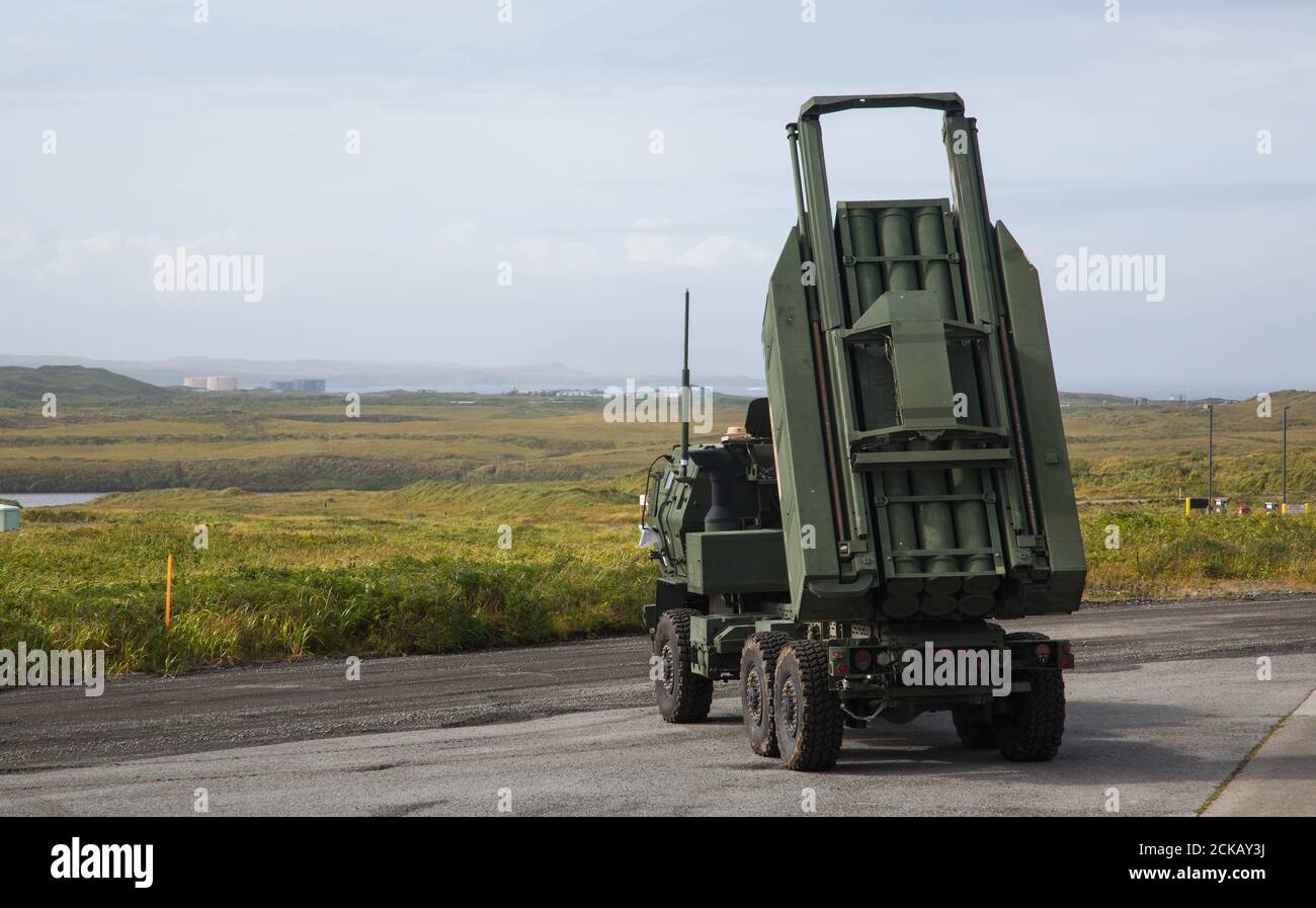Les soldats de la première ronde du 5e Bataillon, 3e Régiment d’artillerie de campagne, 17e Brigade d’artillerie de campagne mettent en valeur leur capacité de combat et leur capacité de frappe rapide et précise dans une mission d’infiltration rapide HIRAIN ou HImars avec un paquet de grève expéditionnaire à la station aérienne d’Eareckson, île Shemya, Alaska, le 13 septembre, En soutien de Defender Pacific 2020. (É.-U. Photo de l'armée par la SPC. Luke Steward) Banque D'Images