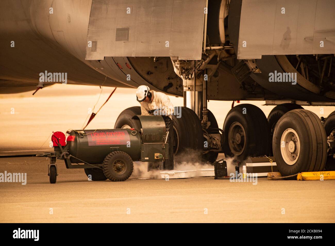 US Air Force Airman 1re classe Ricardo Puente, chef d'équipage du 60e Escadron de maintenance d'aéronefs, dessert le système d'oxygène d'un C-5M Super Galaxy le 9 septembre 2020 à la base aérienne de Travis, en Californie. Les incendies de forêt à travers la Californie ont propulsé la fumée et les cendres dans la troposphère, ce qui a un impact sur la qualité de l'air. (É.-U. Photo de la Force aérienne par Heide Couch) Banque D'Images