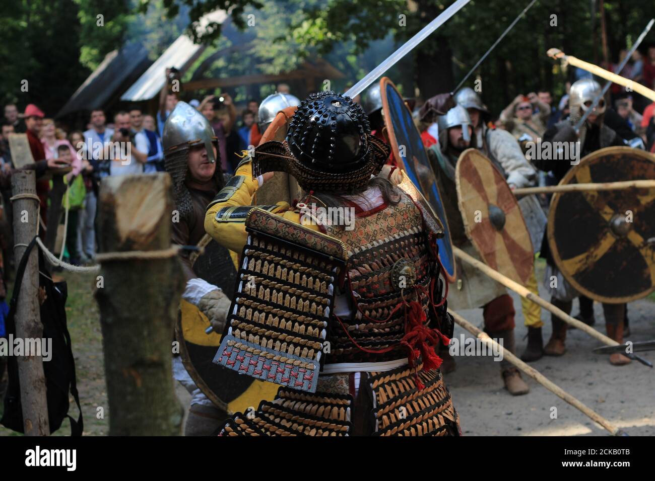 Festival. Tournoi de Knight. Personnes en costume et blindages en fer. Banque D'Images