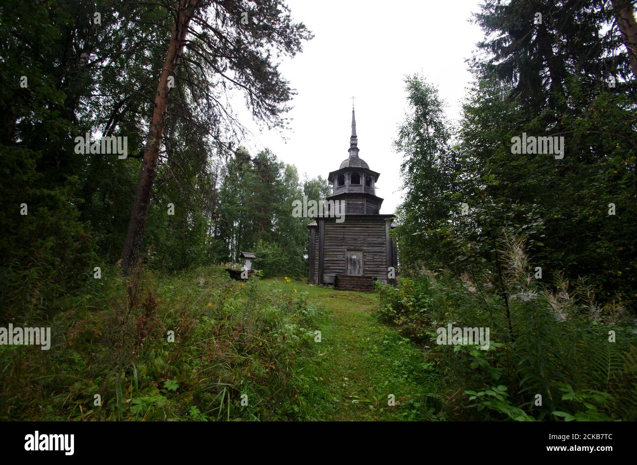 Église orthodoxe en bois sur Khizhgor. Temple au nom d'Alexandre Svirsky. Russie, région d'Arkhangelsk, parc Kenozersky Banque D'Images