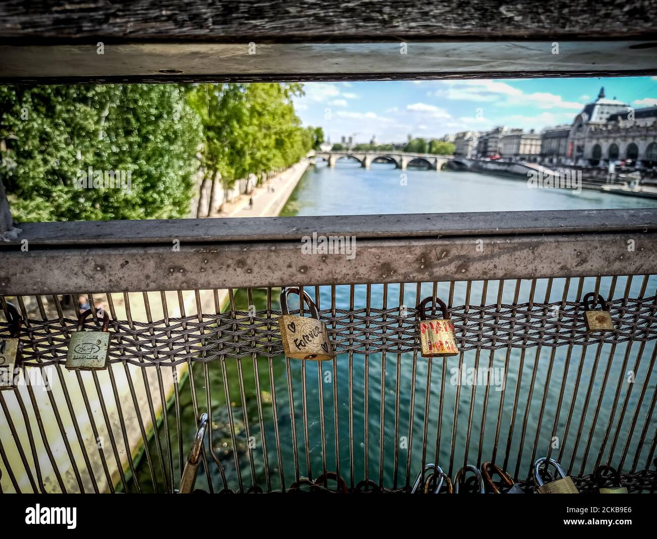 Cadenas attachés à la passerelle Léopold-Sédar-Senghor Banque D'Images