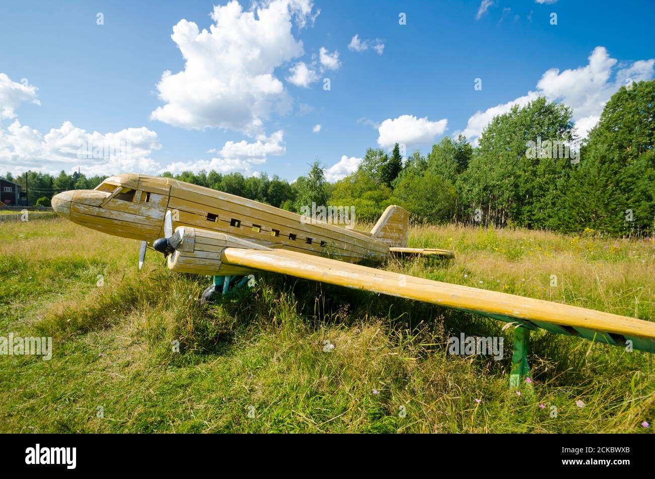 Août 2020 - village de Morshchinskaya. Plan jaune en bois. Russie, région d'Arkhangelsk Banque D'Images