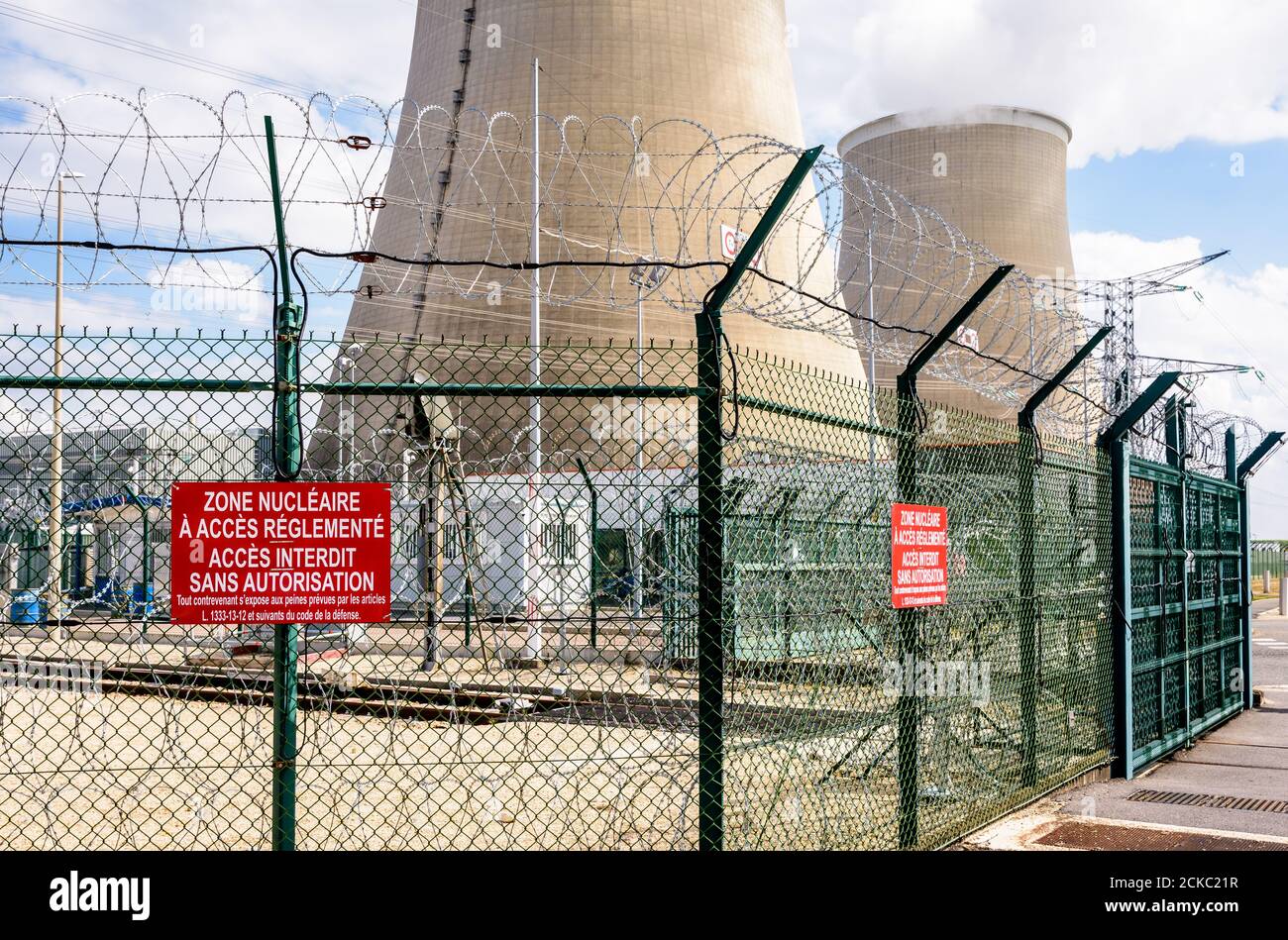 Clôture de sécurité d'une centrale nucléaire en France avec fil barbelé et panneaux d'avertissement. Banque D'Images