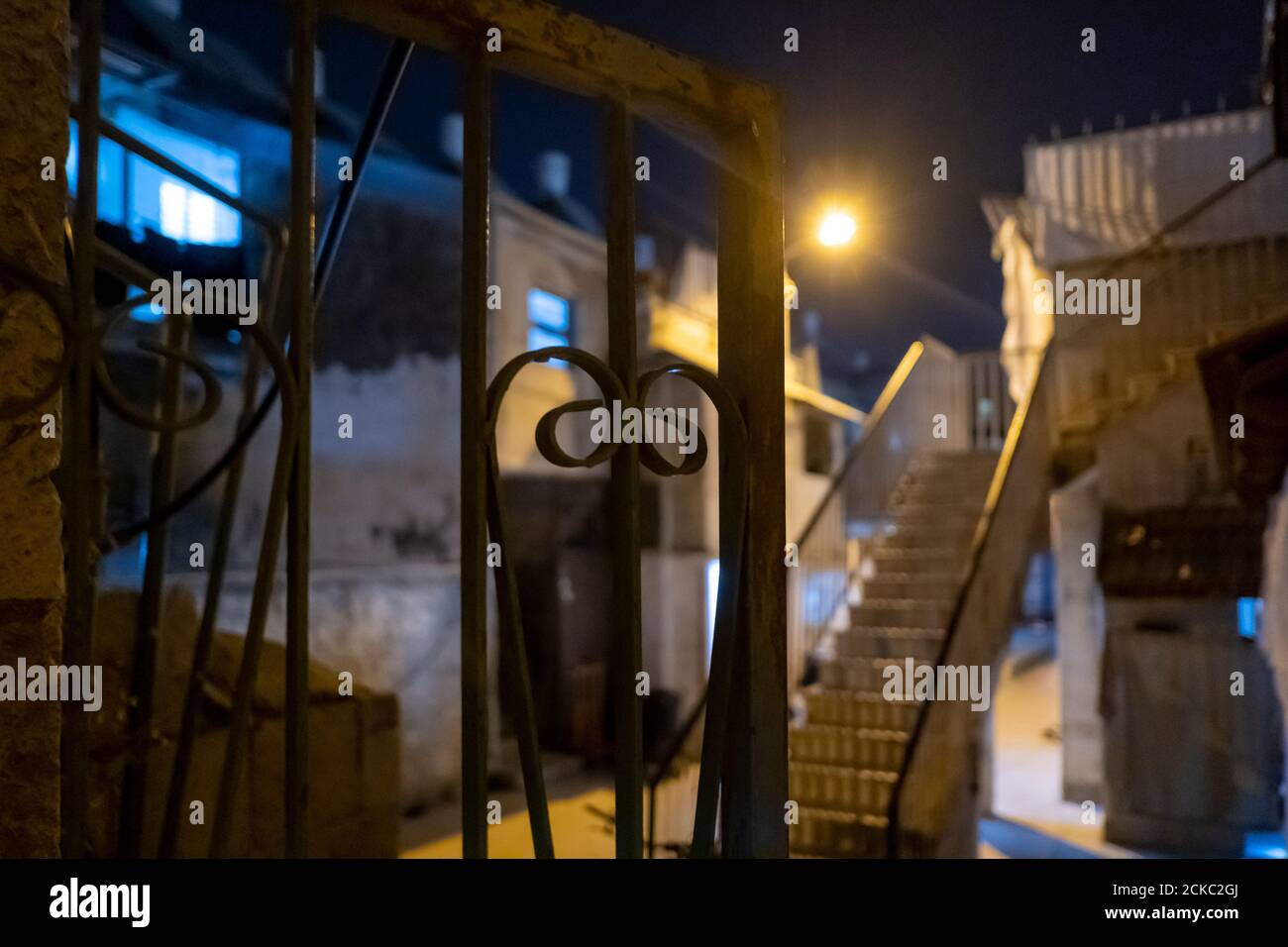 Entrée à Batei Broida dans le quartier religieux de Mekor Ou Makor Baruch dans Jérusalem-Ouest Israël Banque D'Images
