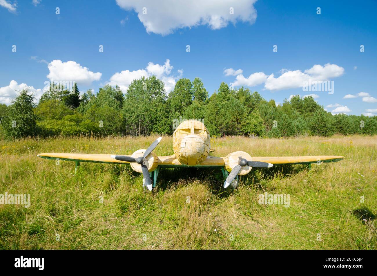 Août 2020 - village de Morshchinskaya. Plan jaune en bois. Russie, région d'Arkhangelsk Banque D'Images