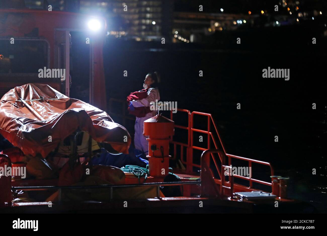 Rescue Worker Baby Banque D Image Et Photos Alamy