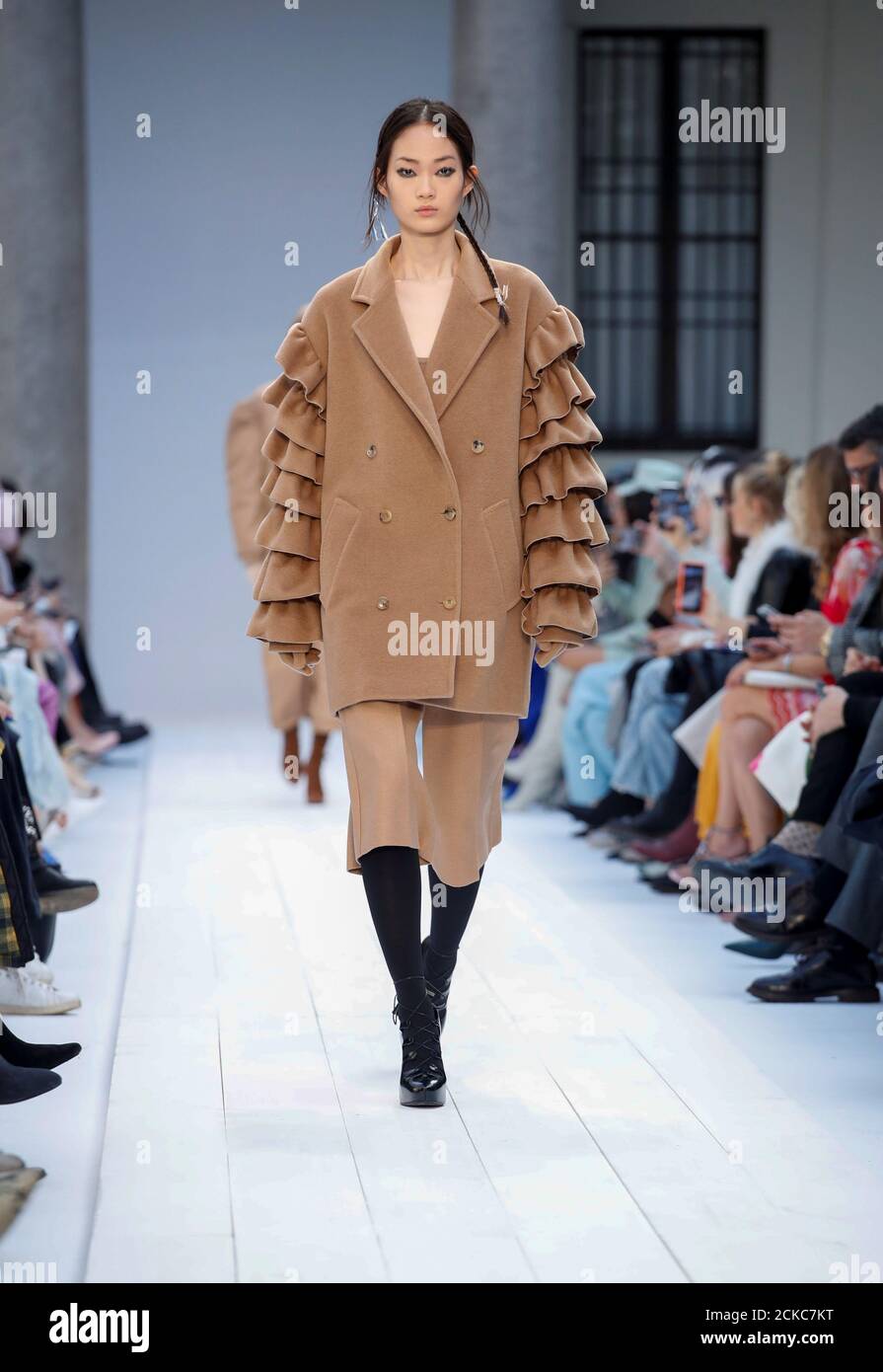 Un modèle présente une création de la collection Max Mara automne/hiver 2020  lors de la semaine de la mode de Milan à Milan, Italie le 20 février 2020.  REUTERS/Alessandro Garofalo Photo Stock -