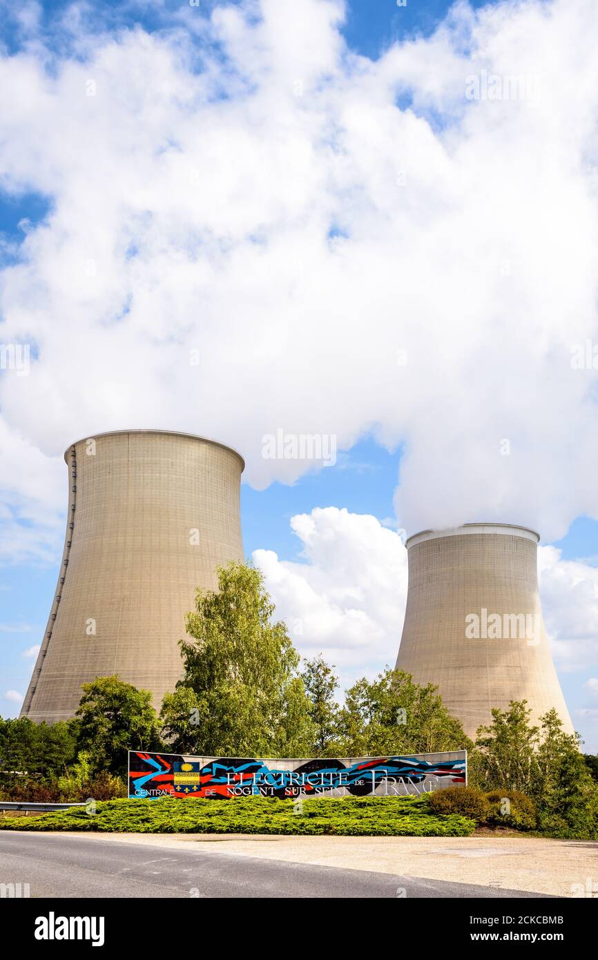 Signe de bienvenue de la centrale nucléaire de Nogent-sur-Seine, en France, gérée par la société d'électricité publique EDF, et des deux tours de refroidissement. Banque D'Images