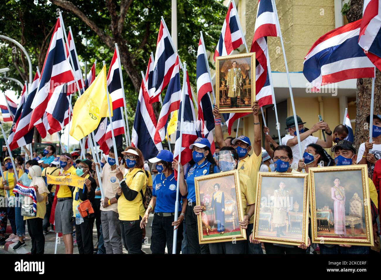 Les monarchistes tiennent des images de la famille royale thaïe alors qu'ils mettent en scène un contre-rassemblement en prévision d'une manifestation contre le gouvernement au Monument de la démocratie à Bangkok, en Thaïlande, le dimanche 16 août 2020. Parmi les revendications des manifestants, on compte les appels à la réforme de la monarchie thaïlandaise. (Photo - Jack Taylor) Banque D'Images
