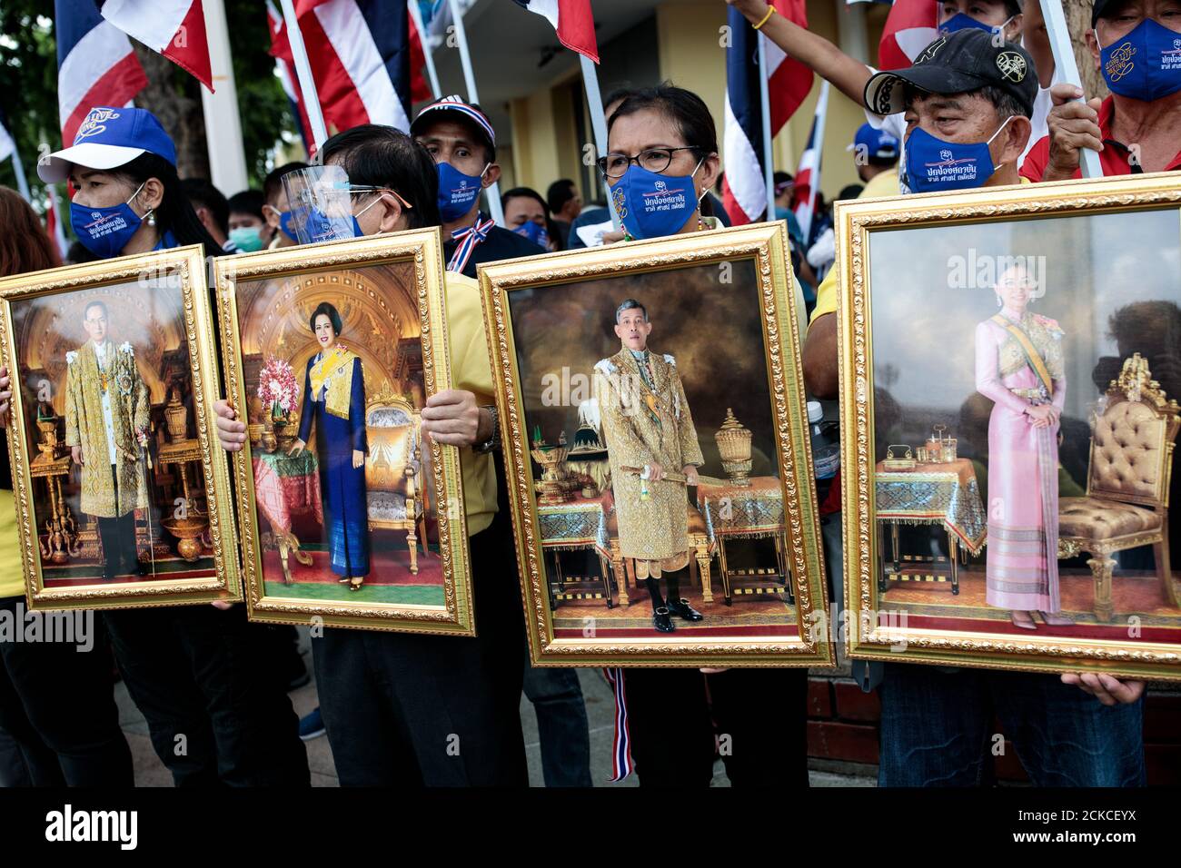 Les monarchistes tiennent des images de la famille royale thaïe alors qu'ils mettent en scène un contre-rassemblement en prévision d'une manifestation contre le gouvernement au Monument de la démocratie à Bangkok, en Thaïlande, le dimanche 16 août 2020. Parmi les revendications des manifestants, on compte les appels à la réforme de la monarchie thaïlandaise. (Photo - Jack Taylor) Banque D'Images