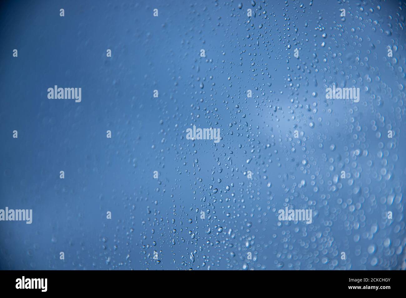 Gros plan des gouttes de pluie sur une fenêtre Banque D'Images