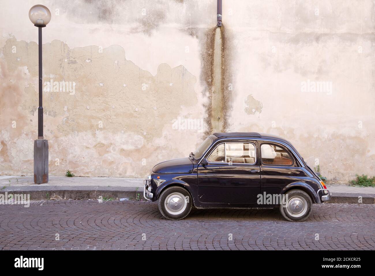 Ancienne Fiat 500 omniprésente garée dans une rue de Noto (Sicile, Italie) Banque D'Images