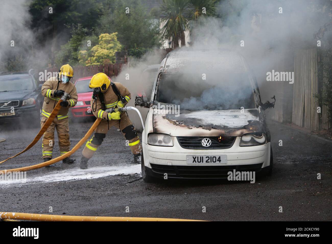 Belfast, Irlande du Nord, Royaume-Uni. 15 septembre 2020. Le Service d'incendie et de sauvetage d'Irlande du Nord a mis deux voitures à l'arrêt à l'arrière des maisons dans le secteur de Rossnareen Avenue à l'ouest de Belfast. On croit les deux voitures où abandonner des moments plus tôt..Credit: Paul McErlane Banque D'Images