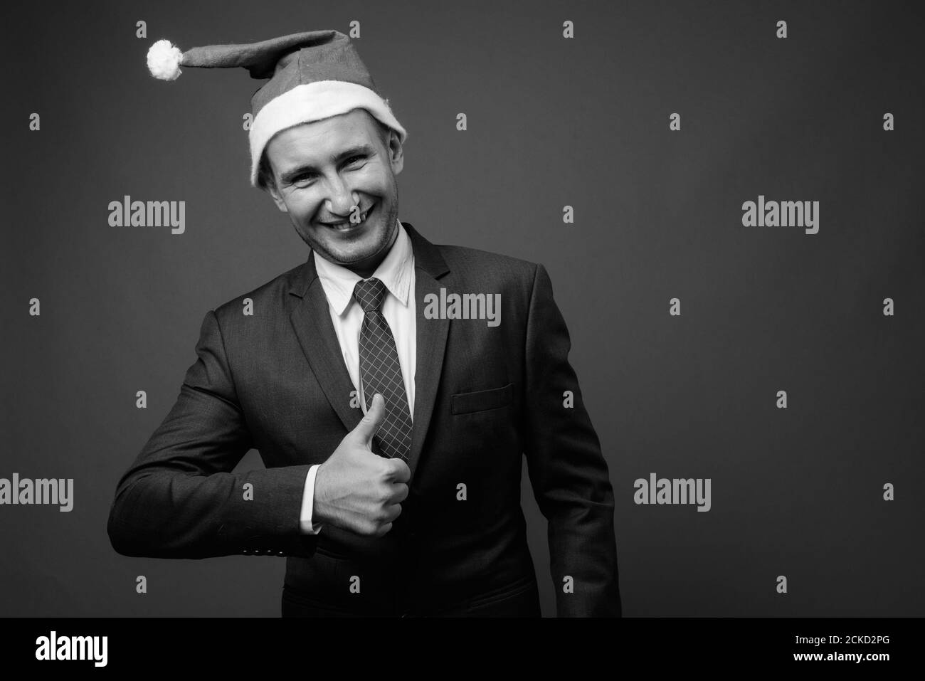 Portrait d'homme d'affaires avec chapeau de père Noël prêt pour Noël Banque D'Images