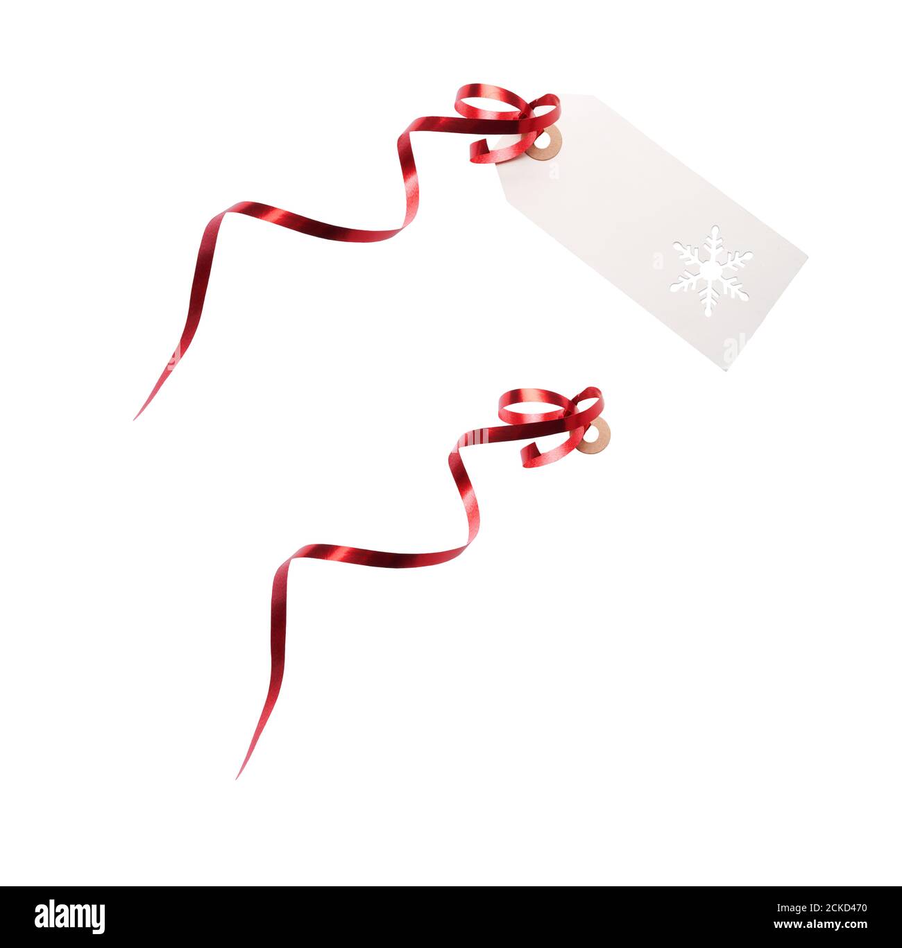 Étiquettes cadeau et modèle d'étiquette avec ruban rouge attaché pour ajouter à des cadeaux, cadeaux de Noël ou d'anniversaire isolés sur un fond blanc. Banque D'Images