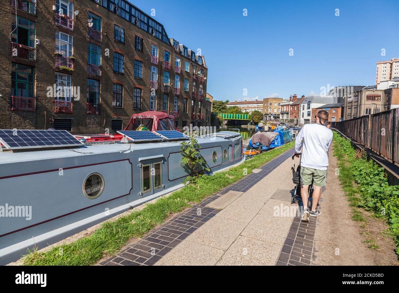 Les gens qui marchent le long du chemin de halage sur le canal de Regents in Londres, Angleterre, Royaume-Uni Banque D'Images