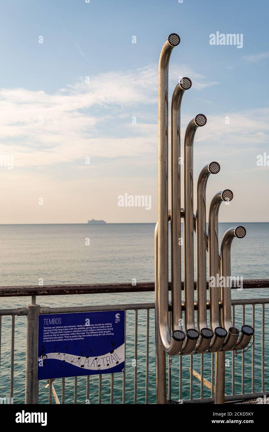 Les « téléphones aérodynamiques plosifs » de Tembos font partie du musical Play Trail, un divertissement public sur la jetée de Boscombe, à Bournemouth, Dorset, au Royaume-Uni Banque D'Images