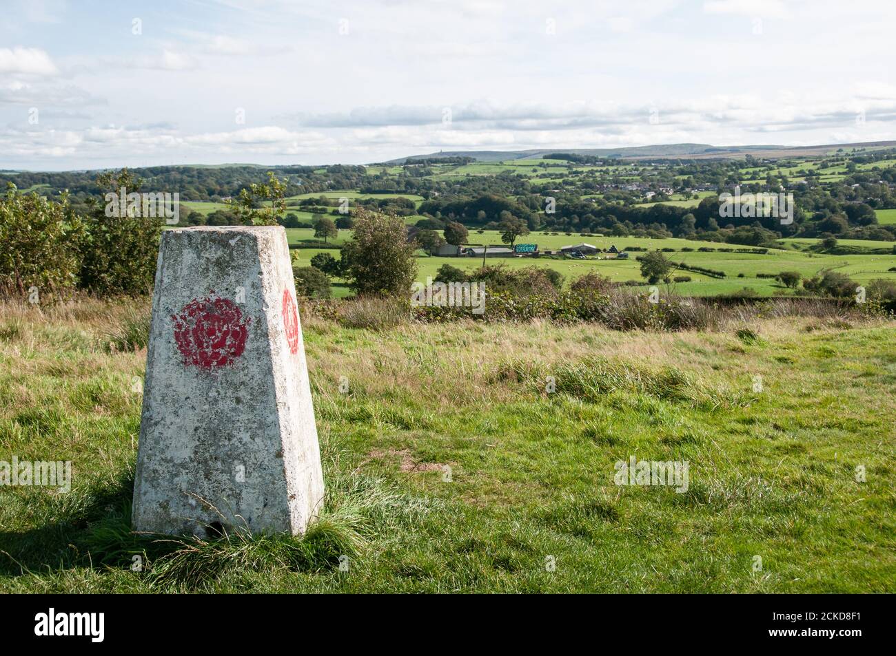 Autour du Royaume-Uni - Trig point sur Hough Hill, Chorley, avec vue sur Darwen Moors et Darwen Tower Banque D'Images