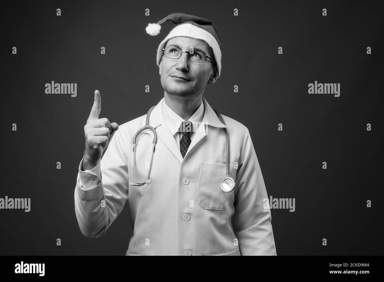 Portrait d'homme médecin avec chapeau de père Noël prêt pour Noël Banque D'Images