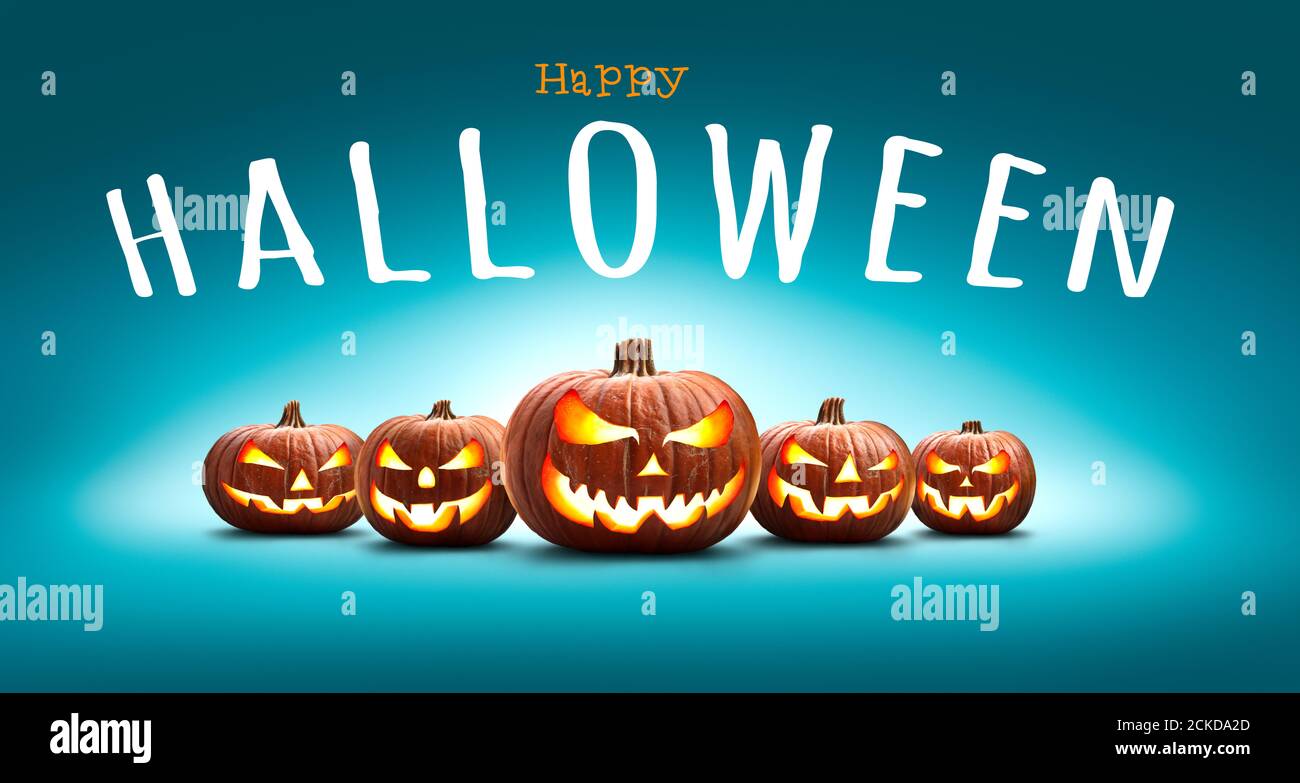 Cinq lanternes d'halloween, Jack O, avec des yeux et des visages sinistres isolés sur un fond bleu éclairé avec les mots Happy Halloween. Banque D'Images