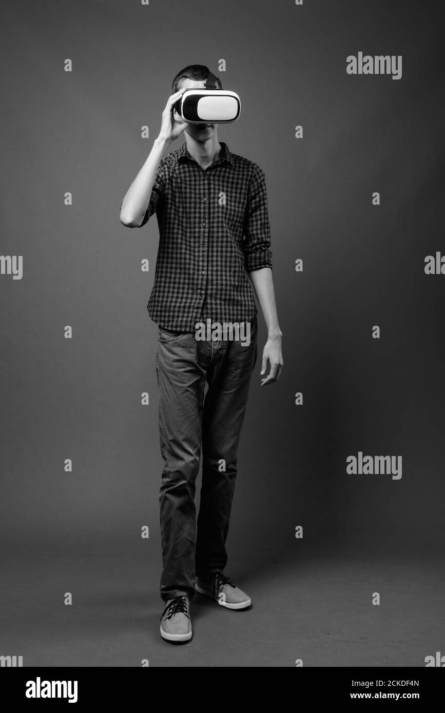 Portrait d'un jeune homme taille basse à l'aide de lunettes VR Banque D'Images
