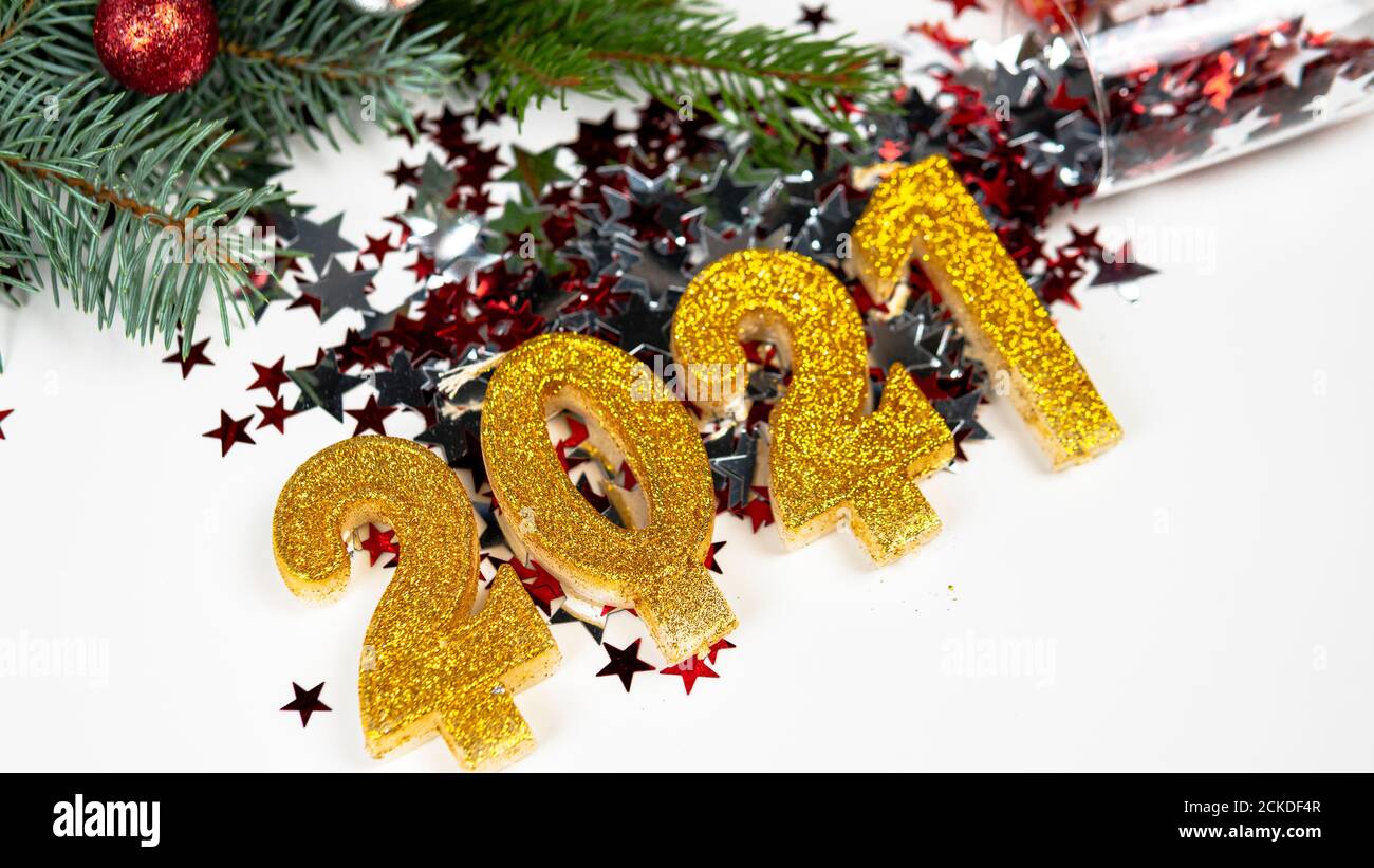 Arrière-plan de vacances avec le texte du numéro d'or 2021, confetti, boîte-cadeau et branche d'arbre de Noël sont sur le fond. Bonne année et bonne année Banque D'Images