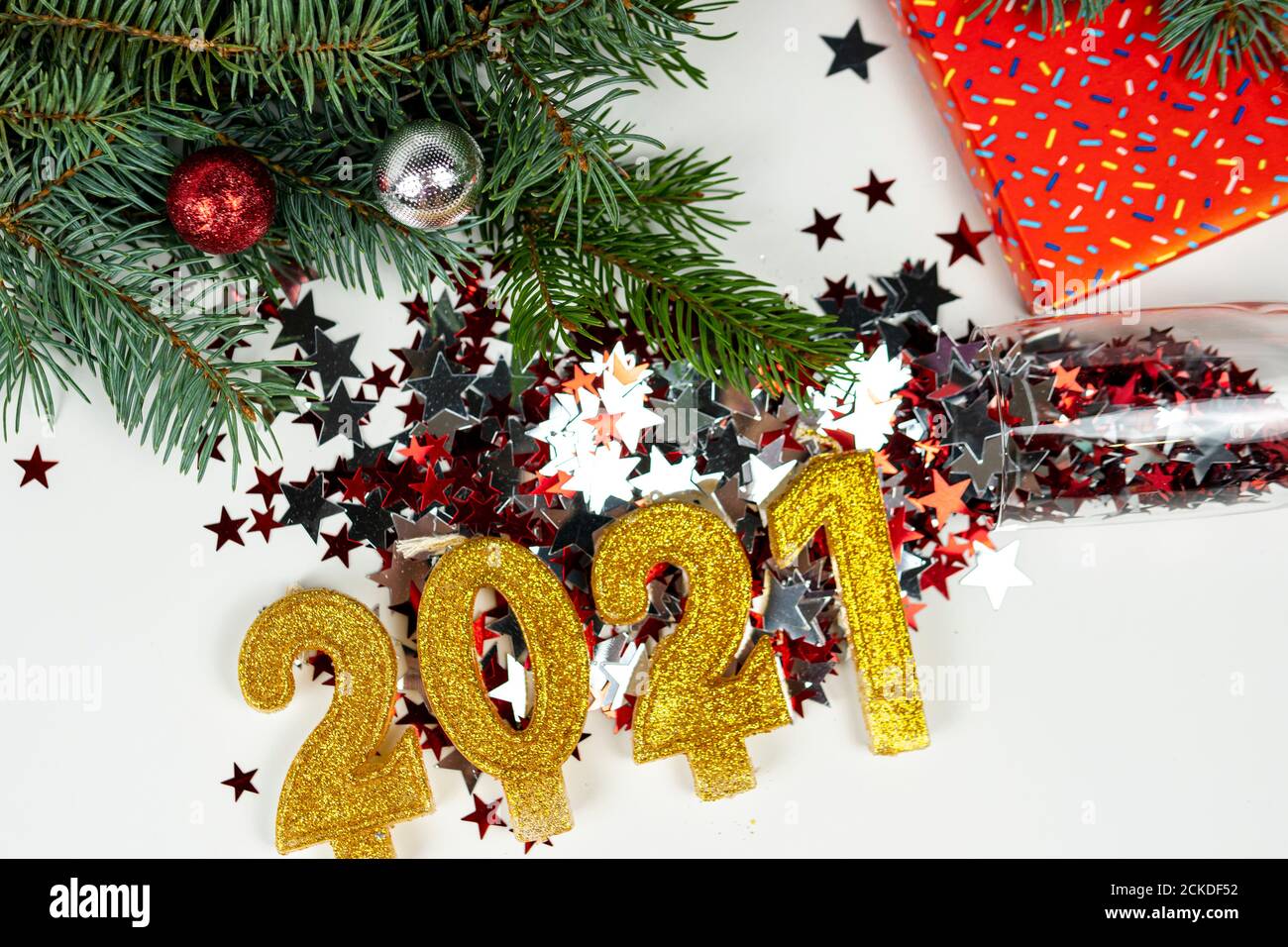 Arrière-plan de vacances avec le texte du numéro d'or 2021, confetti, boîte-cadeau et branche d'arbre de Noël sont sur le fond. Bonne année et bonne année Banque D'Images