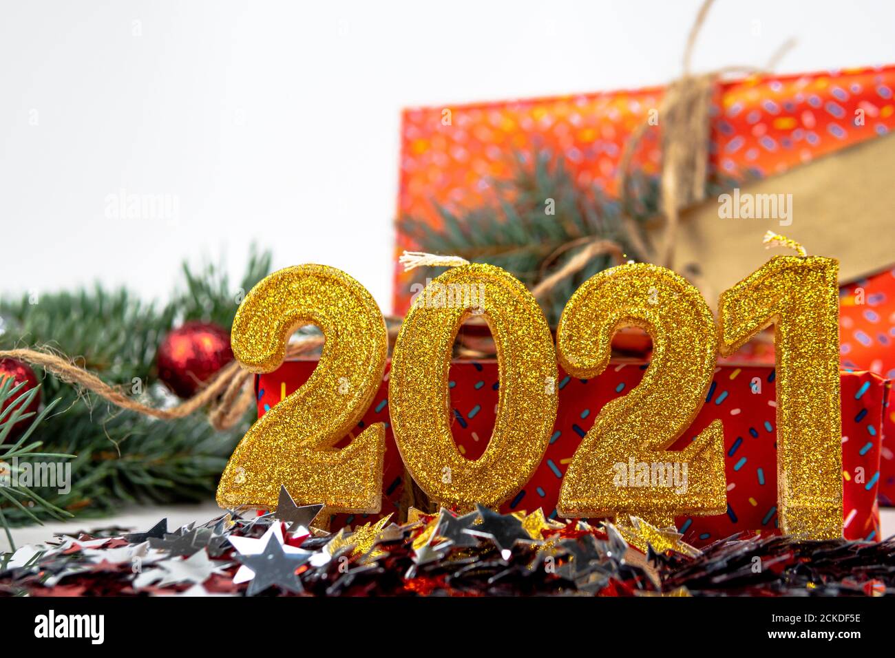 Arrière-plan de vacances avec le texte du numéro d'or 2021, confetti, boîte-cadeau et branche d'arbre de Noël sont sur le fond. Bonne année et bonne année Banque D'Images