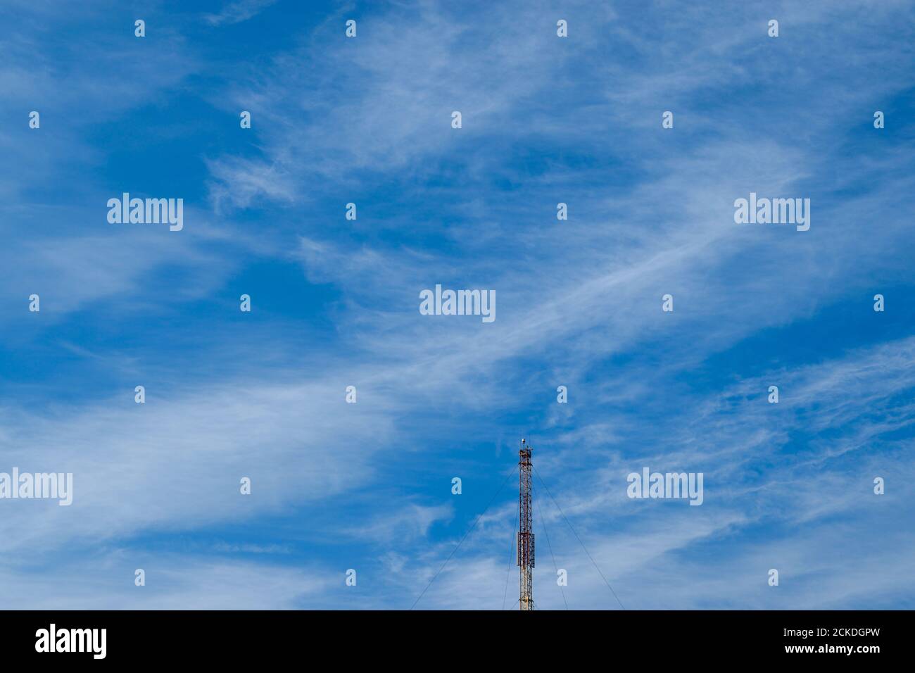 Radio mât à Angarsk, Russie, contre un ciel bleu Banque D'Images