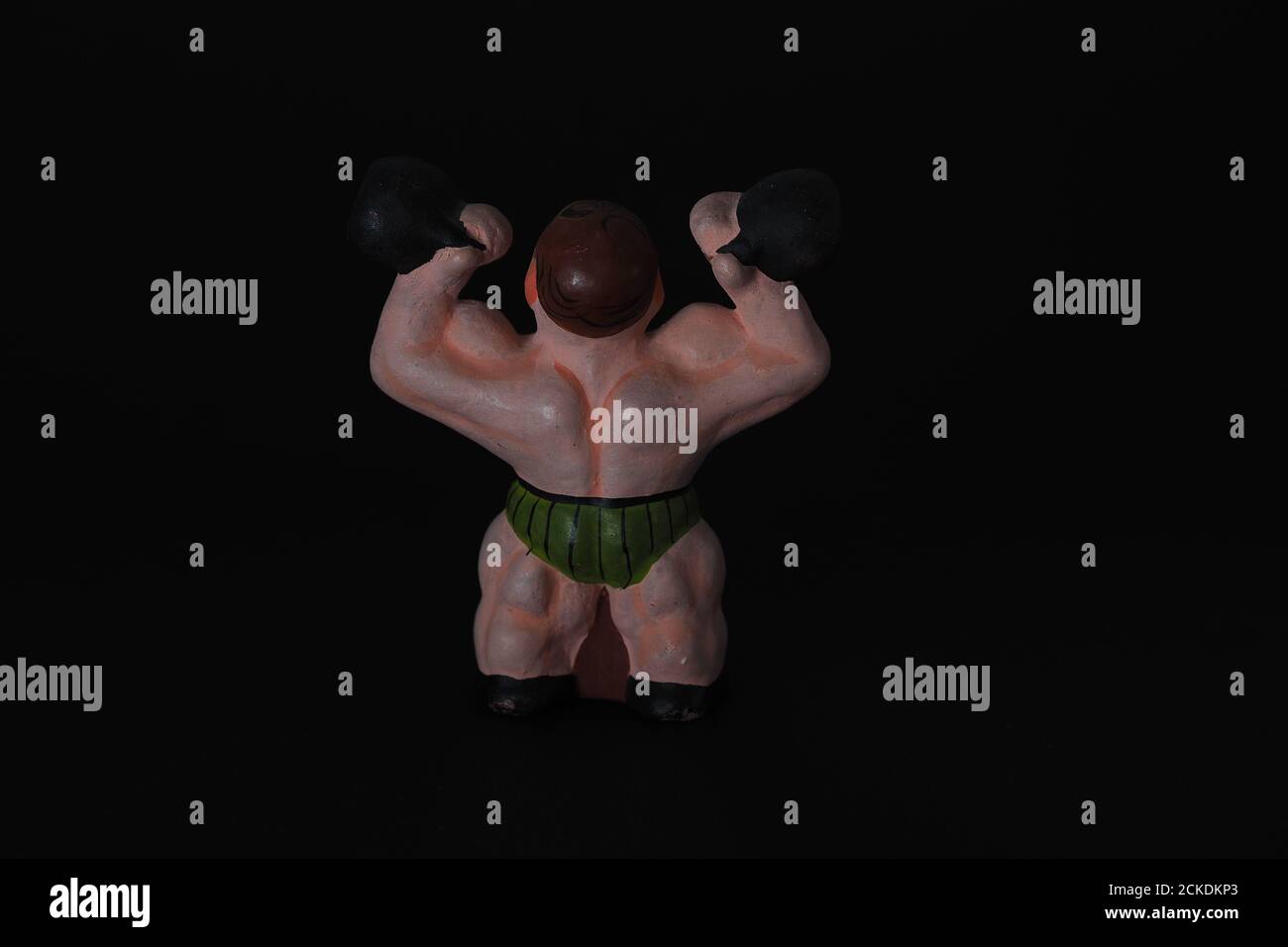 Athlète. Figurines en céramique, plâtre et argile. L'homme avec les