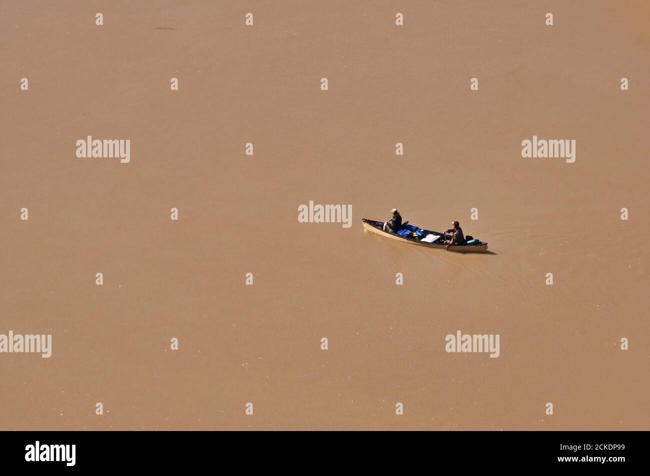 Canoë sur Green River, vue depuis fort Bottom Trail, White Rim Road, Island in the Sky, Parc national de Canyonlands, Utah, États-Unis Banque D'Images