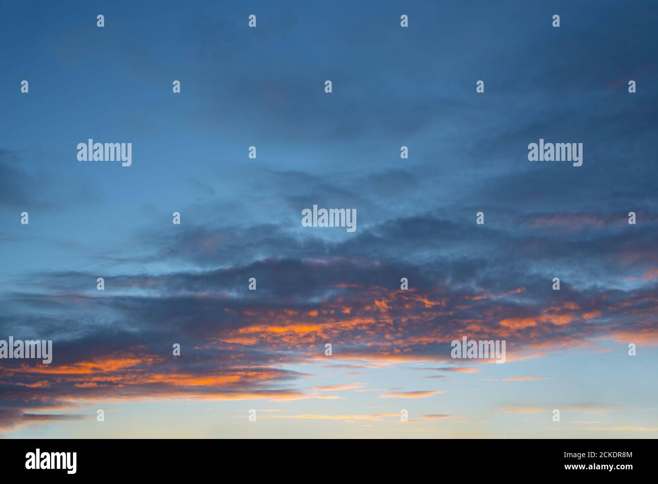 Ciel coloré avec des nuages au coucher du soleil, nature background Banque D'Images