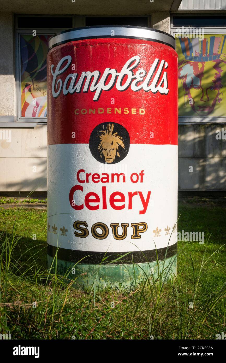 Portrait de l'artiste Andy Warhol sur une grande boîte de soupe Campbells à l'extérieur du musée. Medzilaborce, Slovaquie, Europe. Banque D'Images