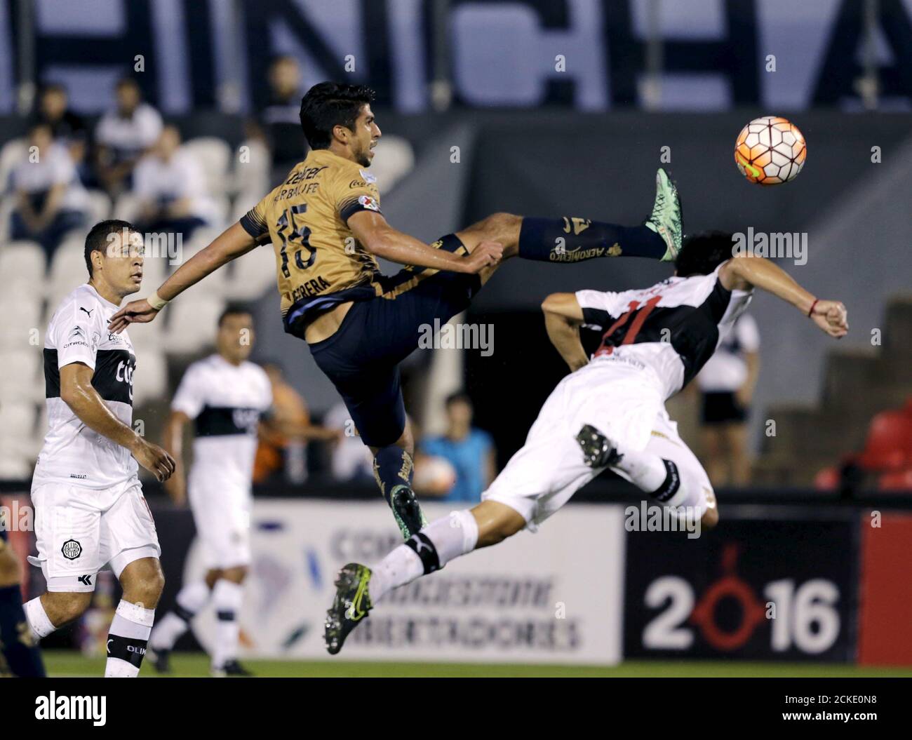 Football Soccer Pumas Du Mexique V Olimpia Du Paraguay Copa Libertadores Defensores Del Chaco Stadium Asuncion Paraguay 1 3 16 Eduardo Herrera C De Pumas Du Mexique Et Saul Salcedo R De
