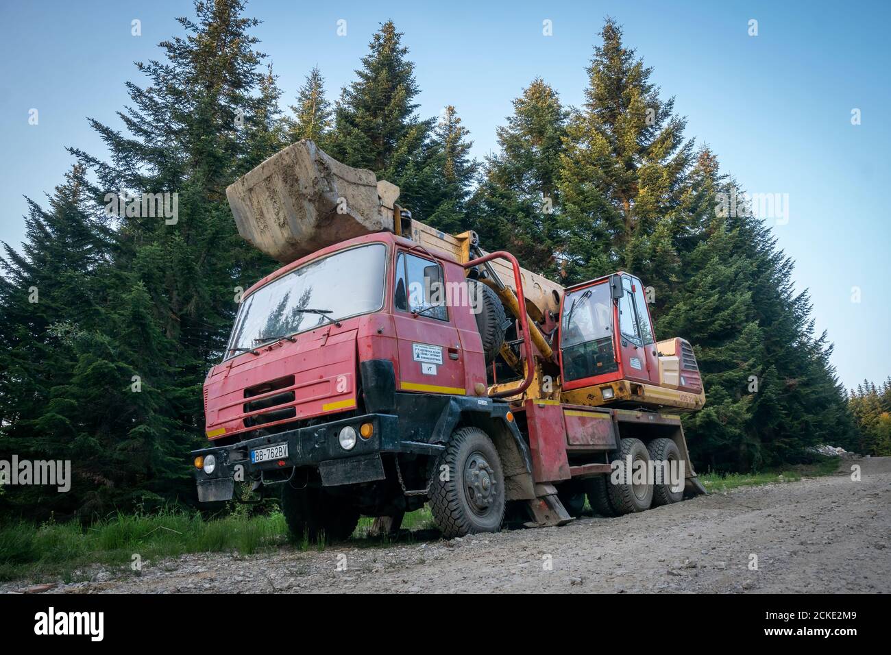 Camion-pelle Ttra T815 UDS 214 6x6, dans la route forestière en Slovaquie, en Europe Banque D'Images