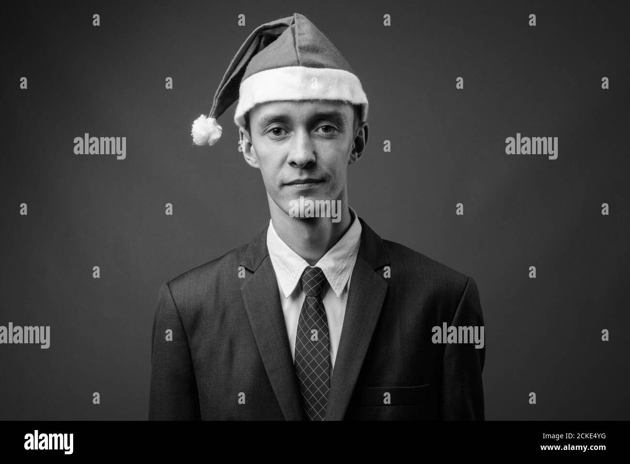Portrait de jeune homme d'affaires avec chapeau de père Noël prêt pour Noël Banque D'Images