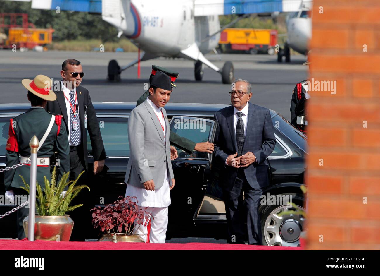 Président du Bangladesh Abdul Hamid arrive à l'aéroport international de Tribhuwan à Katmandou, au Népal, le 12 novembre 2019. Niranjan Shrestha/Pool via REUTERS Banque D'Images