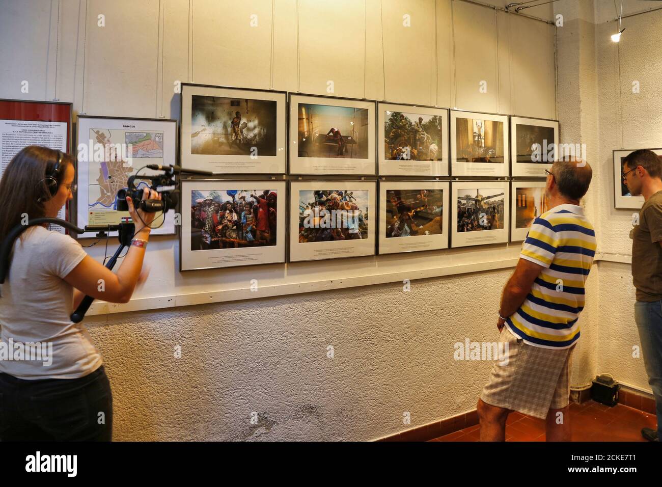 Photos d'une exposition - les gens voient des photos accrochées au mur au Visa  pour l'image qui se tient chaque année à Perpignan, dans le sud de la  France Photo Stock -