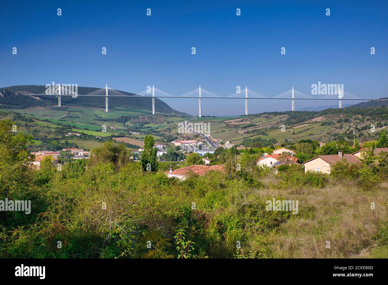 Le Viaduc de Millau complet - Viaduc de Millau de la ville de Millau, avec tous les piliers de l'incroyable pont suspendu, Aveyron, France Banque D'Images