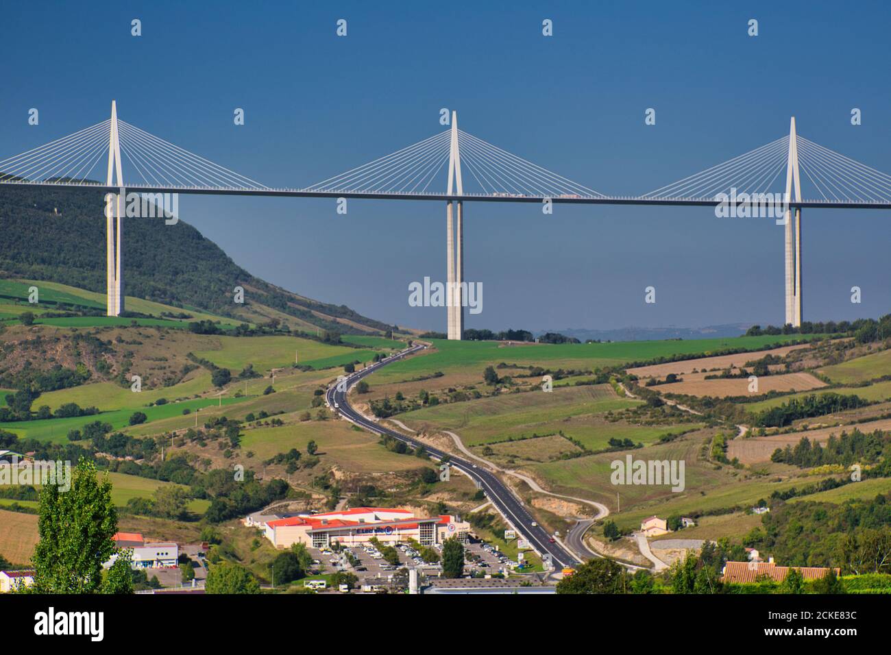 Les trois piliers centraux du Viaduc de Millau - Viaduc de Millau, vu de la direction de la ville de Millau, Aveyron, France Banque D'Images