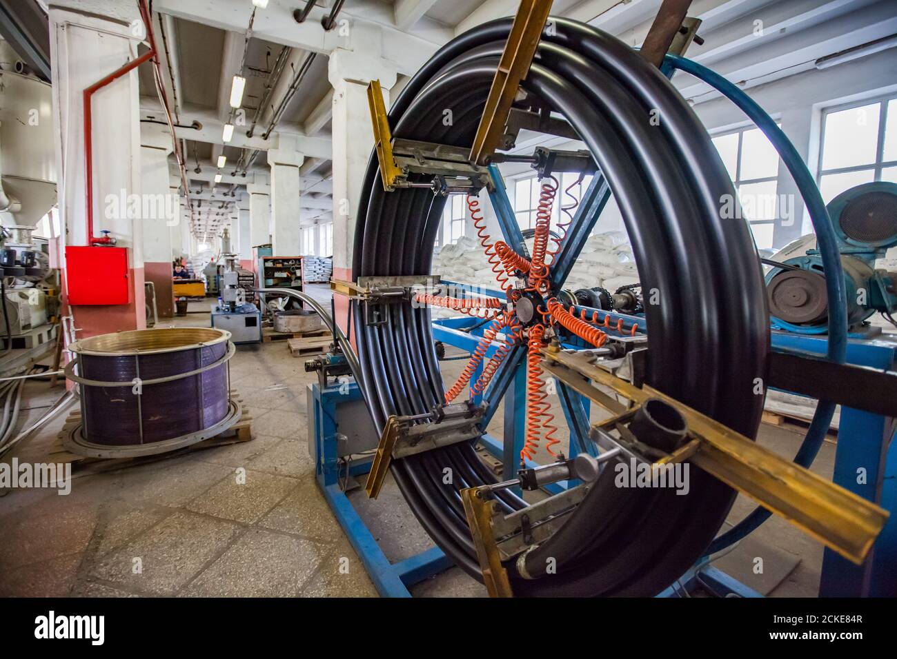 Ligne de production moderne de tuyaux en plastique. Production de sortie sur bobine. Banque D'Images